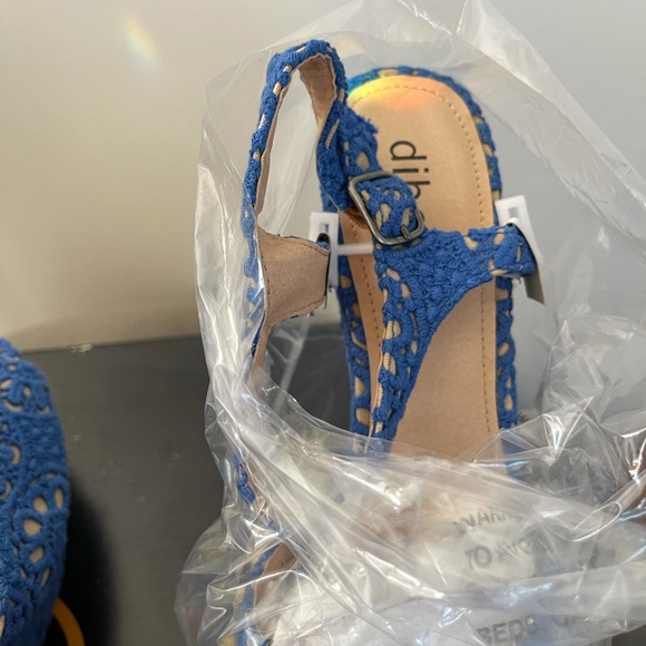 NWOT-Never worn, periwinkle platform sandals, size 9.5 - Picture 5 of 6